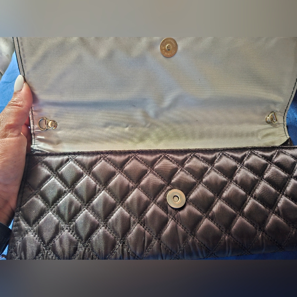 Chic Quilted Clutch in Luxurious Silver - Picture 3 of 12